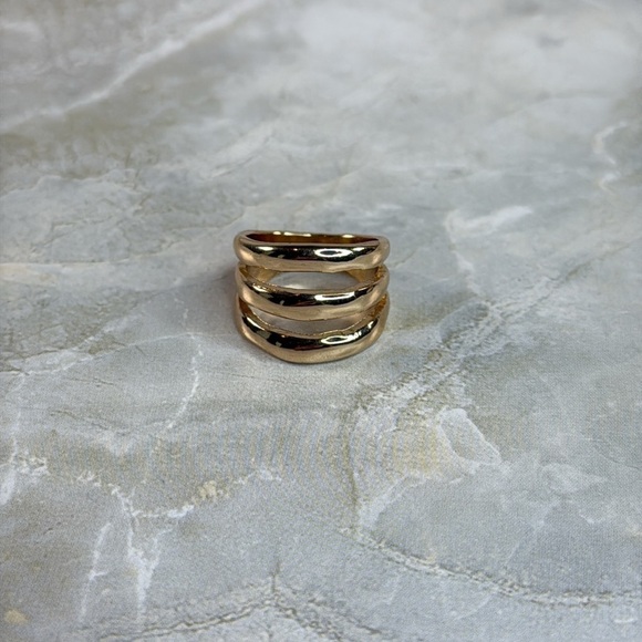 Elegant Gold-Tone Women's Ring - Picture 3 of 6